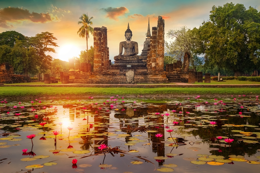 Thailand Sukhothai Boeddha bij zonsondergang