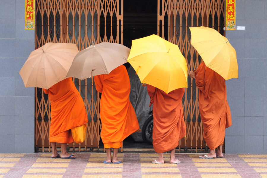 Cambodja - Boeddhisme 4 Monniken met Paraplu - Phnom Penh Fietstour - Mekong Islands