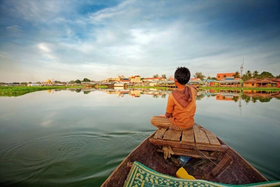 Cambodja - Jongetje op Boot - Korte rondreis Cambodja - Kennismakingstour