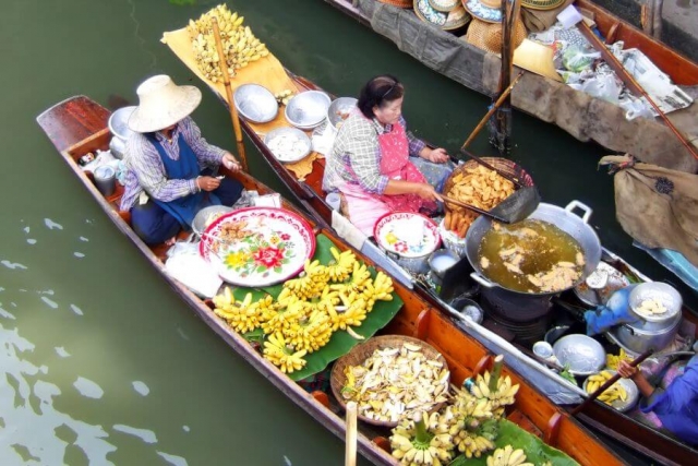 Thailand - Bananen verkopen op de boot - Drijvende markt, kokosnoten & Bang Kung tempel