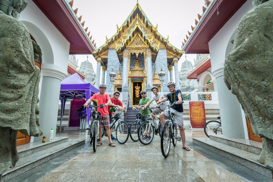 Thailand - Fietsen bij tempel - Go Red fietstour door Bangkok