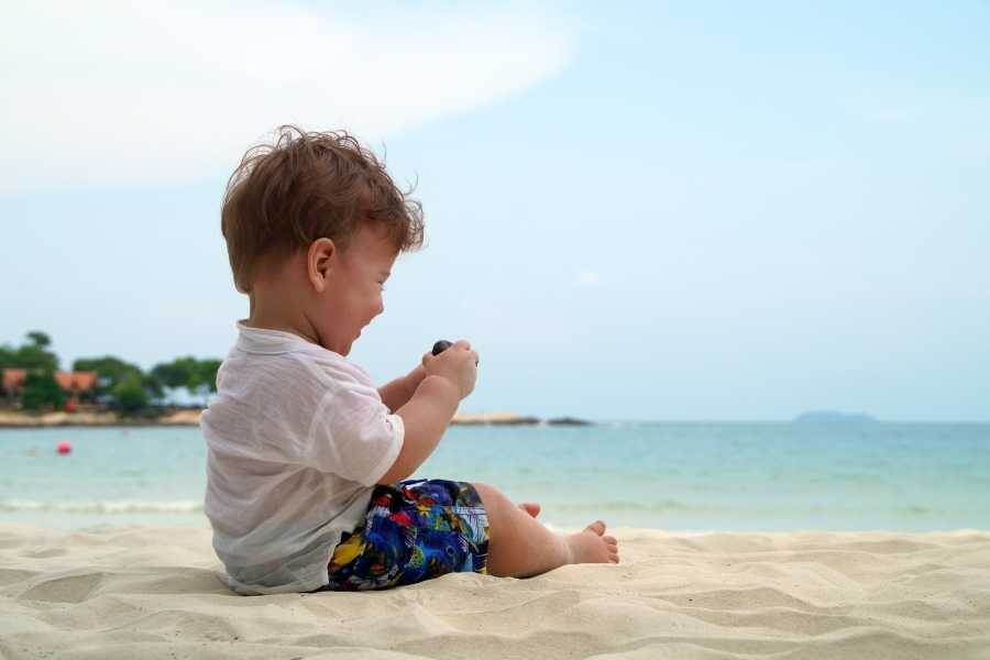 Thailand - baby in het zand - Thailand met de allerkleinsten