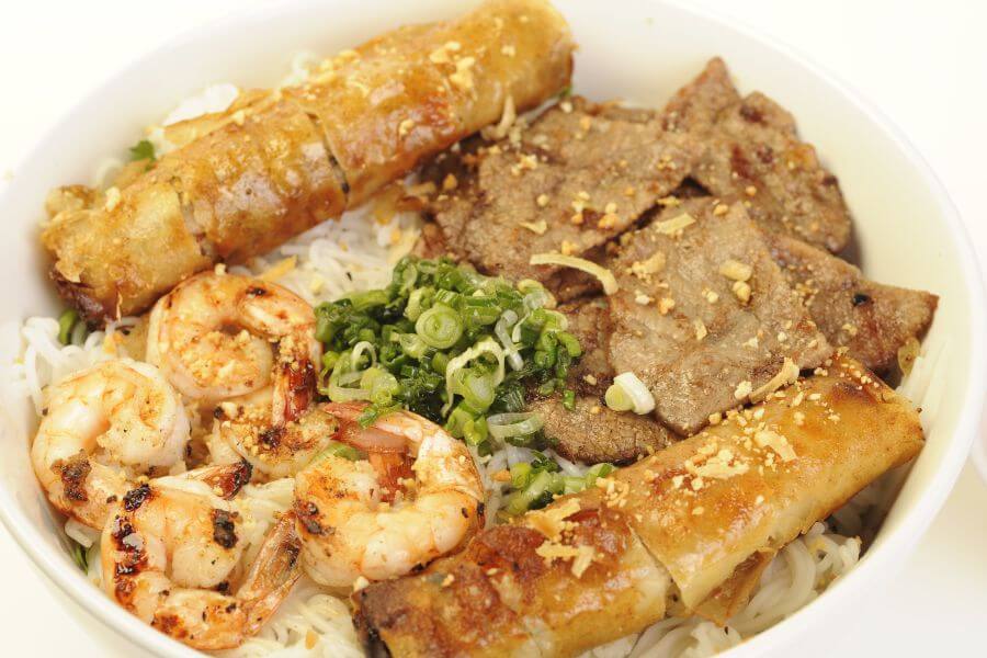 Vietnam - Eten Garnalen Noodles Loempia - Hue street food cyclo tour