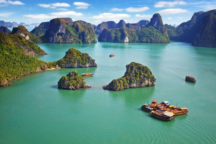 Vietnam - Halong Bay - Uitzicht over Halong Bay met Zee Boten Baai - Vietnam, Cambodja, Thailand Combinatie Rondreis
