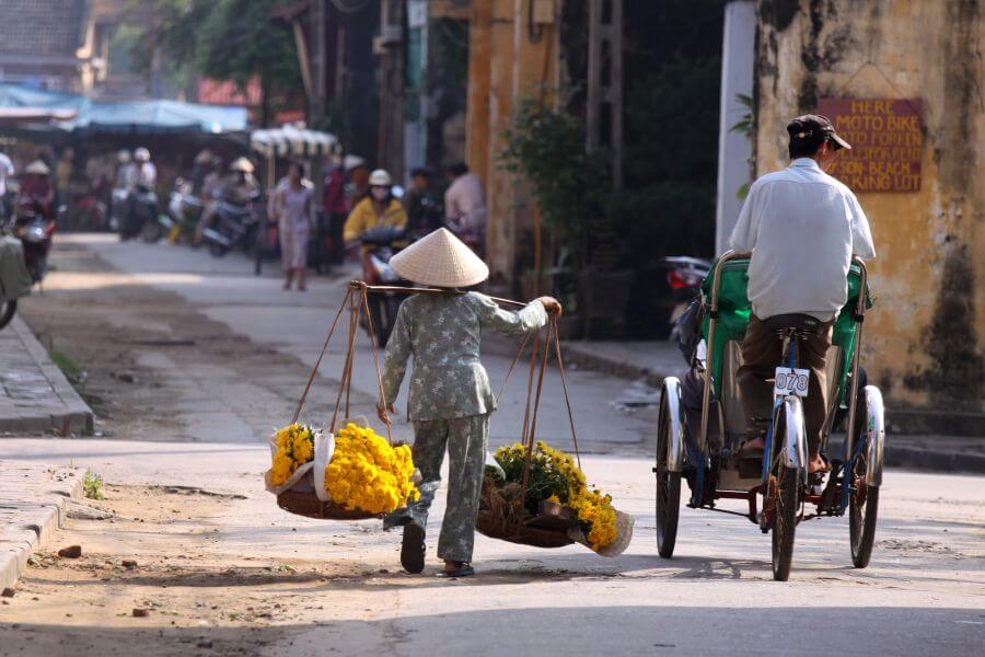 Vietnam - Hanoi - Vietnamese straatverkoper Bloemen - Hanoi Stadstour