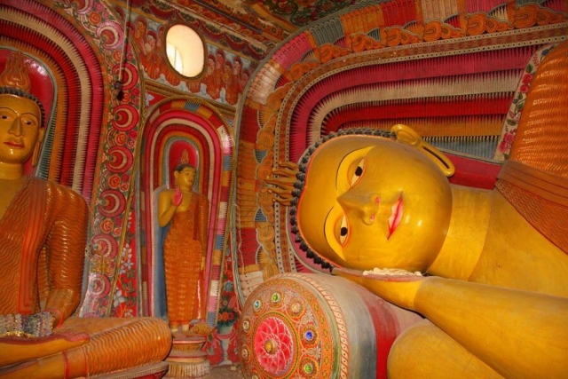 Sri Lanka - Boeddha beeld oranje kleurrijk - 060