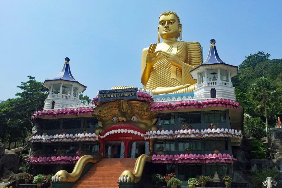 Sri Lanka - Dambulla gouden boeddha groot - 067