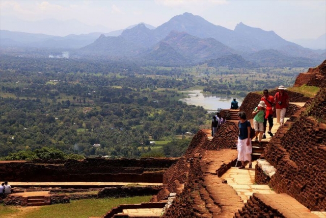 Sri Lanka - Sigiriya rots uitzicht water bergen - 056