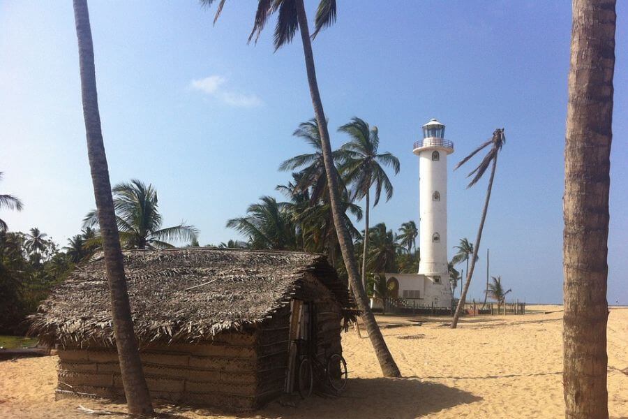 Sri Lanka - Tropisch strand vuurtoren huisje - 014