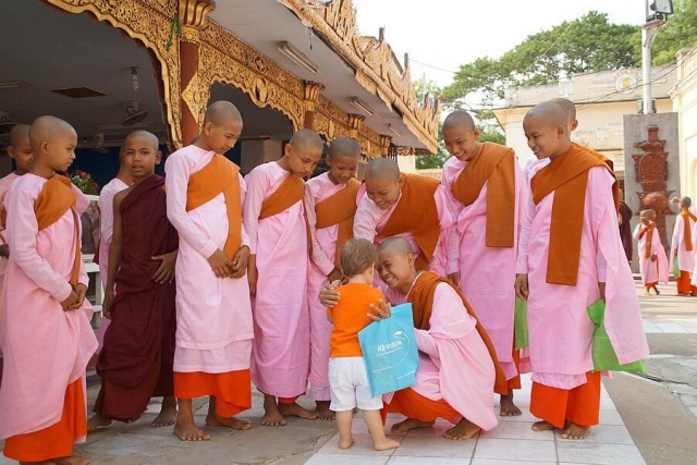 Myanmar - Bagan - Monks - 01