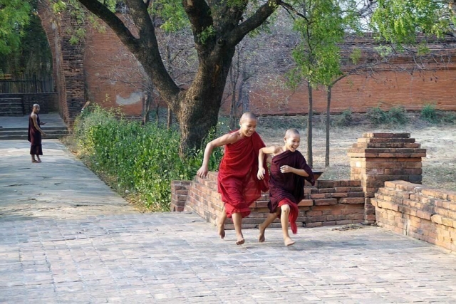Myanmar - Bagan - Monks - 03