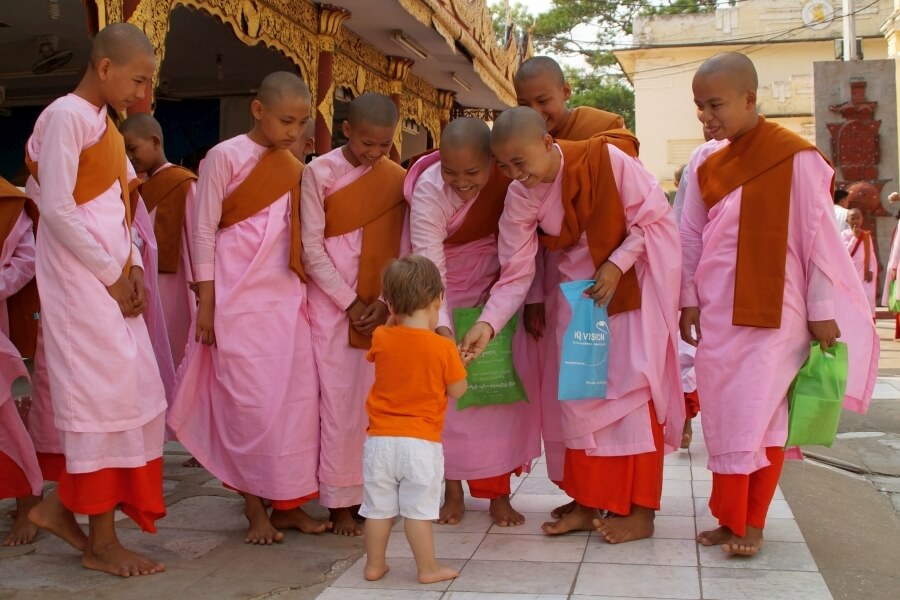Myanmar - Bagan - Monniken met kind