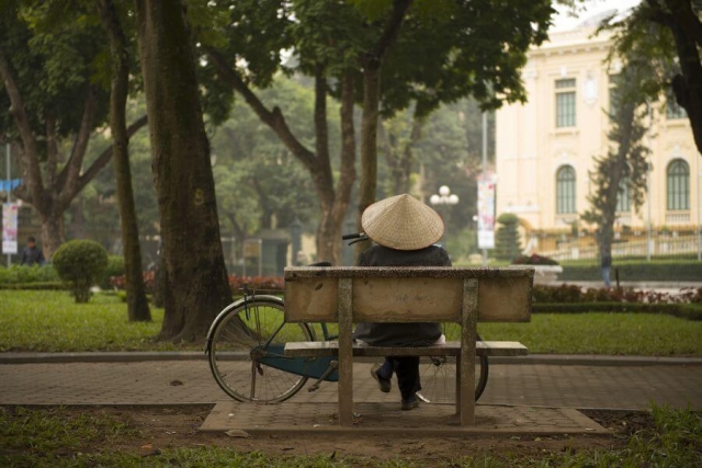 Vietnam - Hanoi - Man op bankje