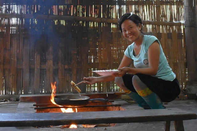 Vietnam - Sapa - Hmong guide cooking - 01