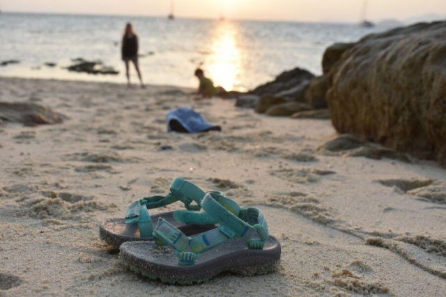 Thailand Koh Lipe slippers op het strand
