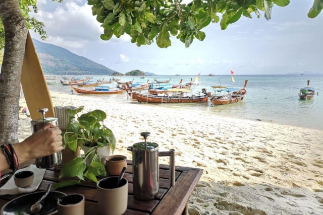 Thailand Koh Lipe ontbijt op het strand