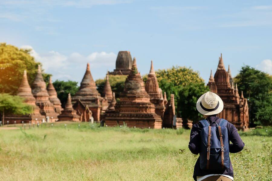 Myanmar Bagan toerist bij pagodes