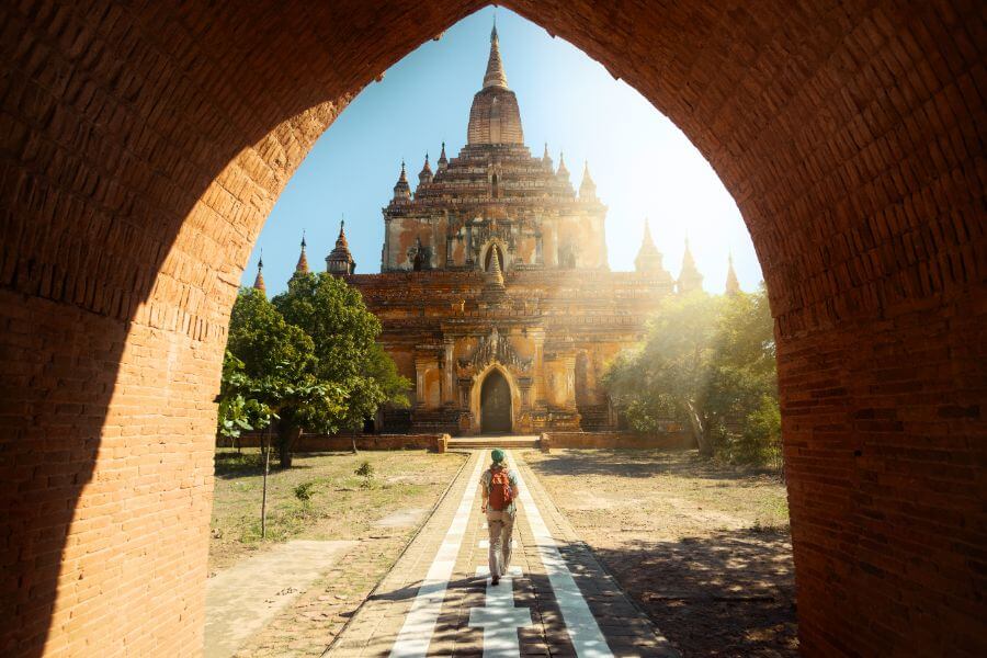 Myanmar Bagan toerist bij tempel