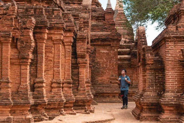 Myanmar Bagan toerist tussen de tempels