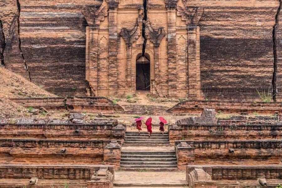Myanmar Mingun pagode met monikken