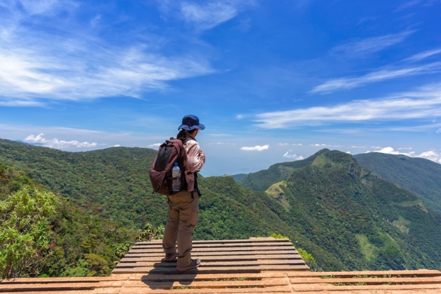 Sri Lanka Horton Plains Uitzichtput met toerist