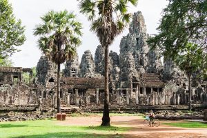 Cambodja Siem Reap Angkor Wat fietser