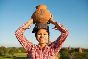 Myanmar Bagan vrouw met potje lachend