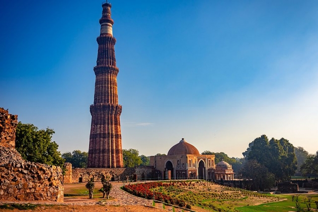 Qutub minar tower Delhi 02